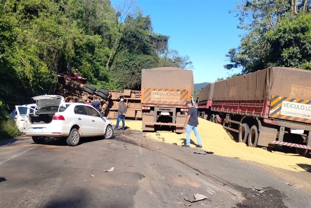 título imagem Acidente entre cinco veículos deixa pelo menos uma pessoa morta entre Santa Maria e Itaara na manhã desta terça