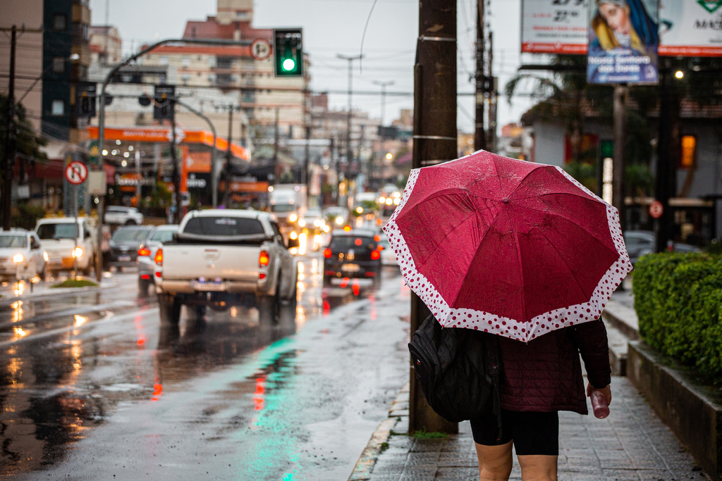 título imagem Cerca de 30mm de chuva estão previstos entre quarta e quinta-feira; rajadas de vento podem alcançar até 60km/h em Santa Maria
