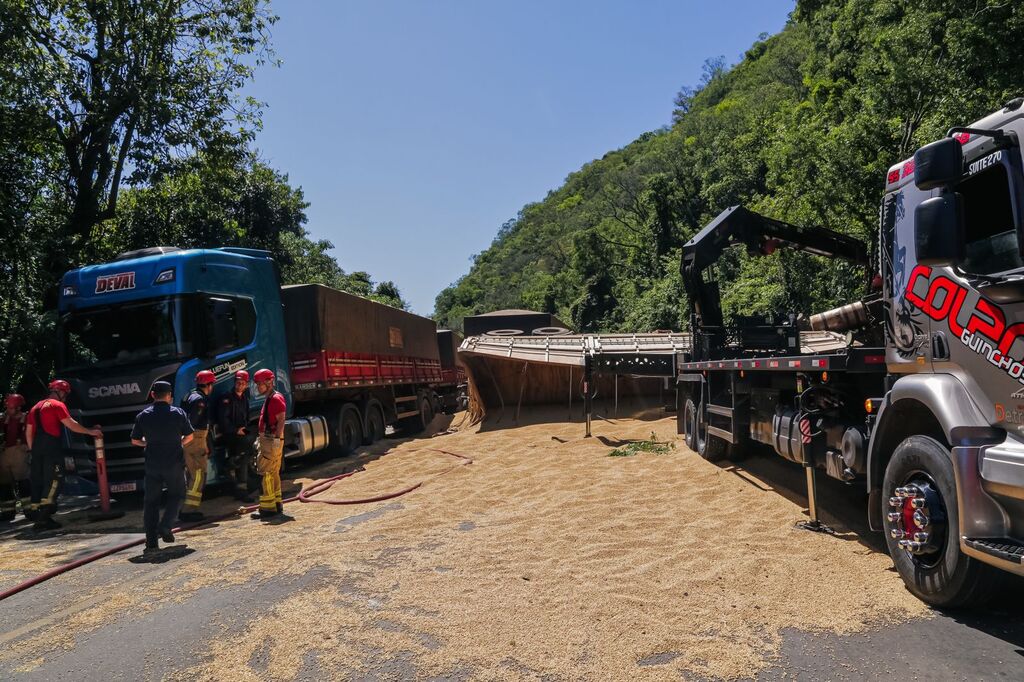 título imagem Acidente na BR-158: o que acontece com a soja que caiu na pista? O que a PRF deve fazer nesses casos?