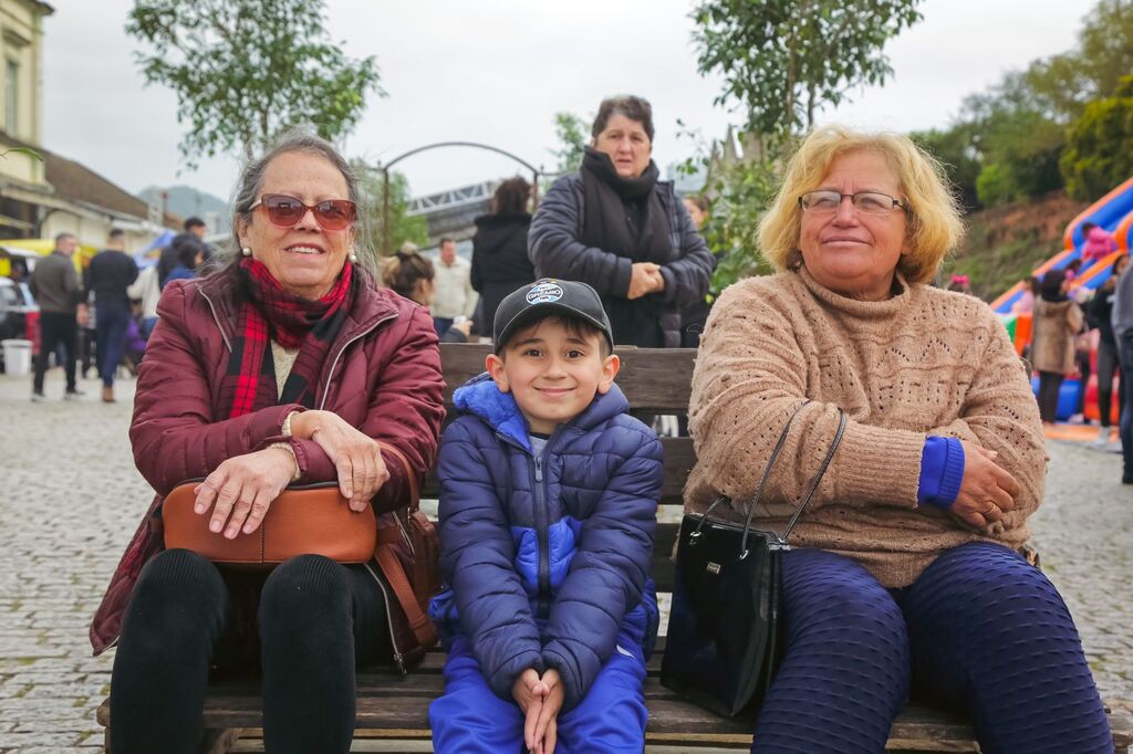 Galeria de imagens: Mathias Barin, de 5 anos, ao lado da avó (à esq).