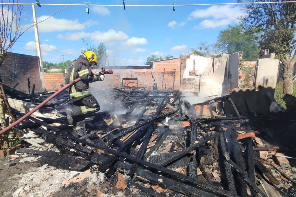 título imagem Casa é consumida por incêndio no Bairro Noal
