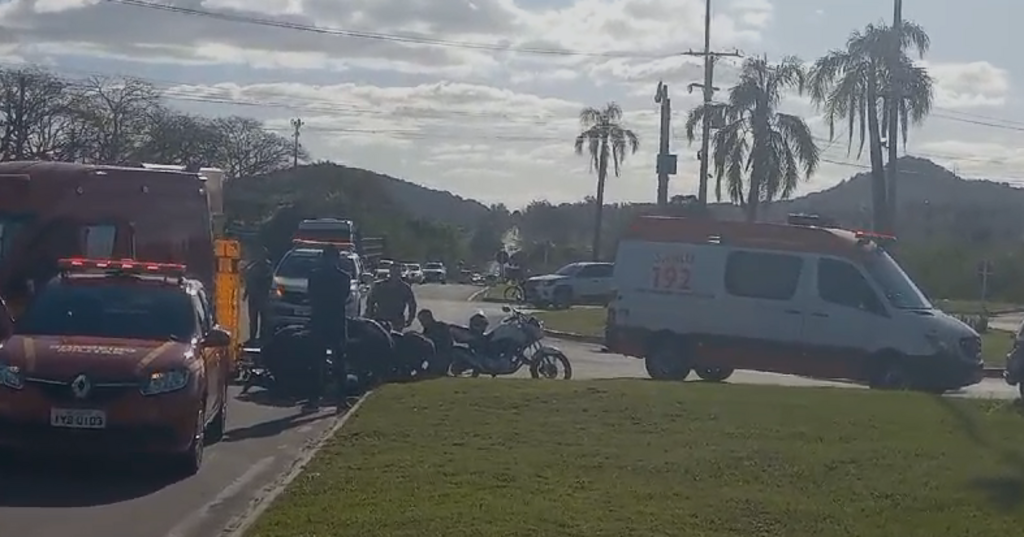 título imagem Colisão entre carro e moto deixa uma motociclista ferida na rótula de Pains