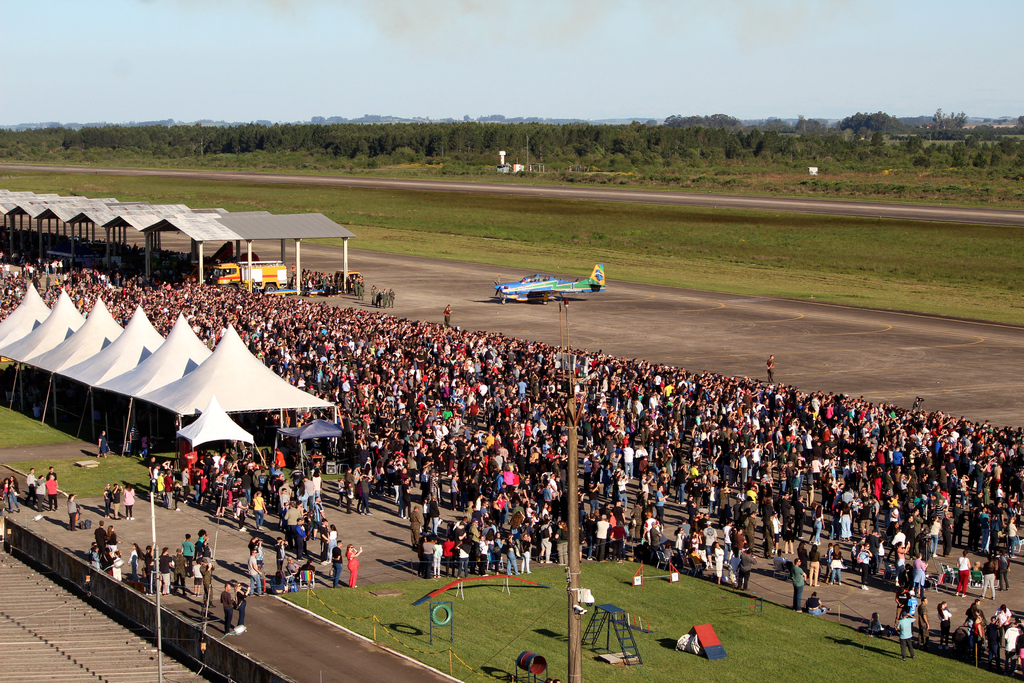 Com a volta da Esquadrilha da Fumaça, mais de 13 mil pessoas prestigiaram a Expoaer em Santa Maria