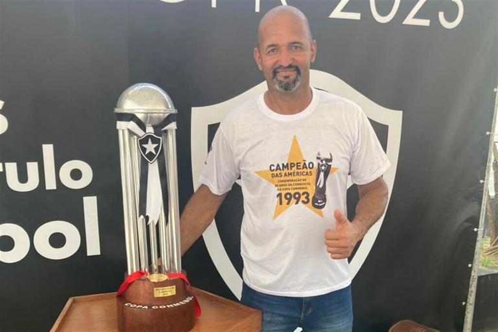 “Uma hora eu estava disputando o campeonato carioca e pouco tempo depois eu sou campeão da Copa Conmebol”, afirma ex-goleiro do Botafogo que reside em Santa Maria “Uma hora eu estava disputando o campeonato carioca e pouco tempo depois eu sou campeão da Copa Conmebol”, afirma ex-goleiro do Botafogo que reside em Santa Maria