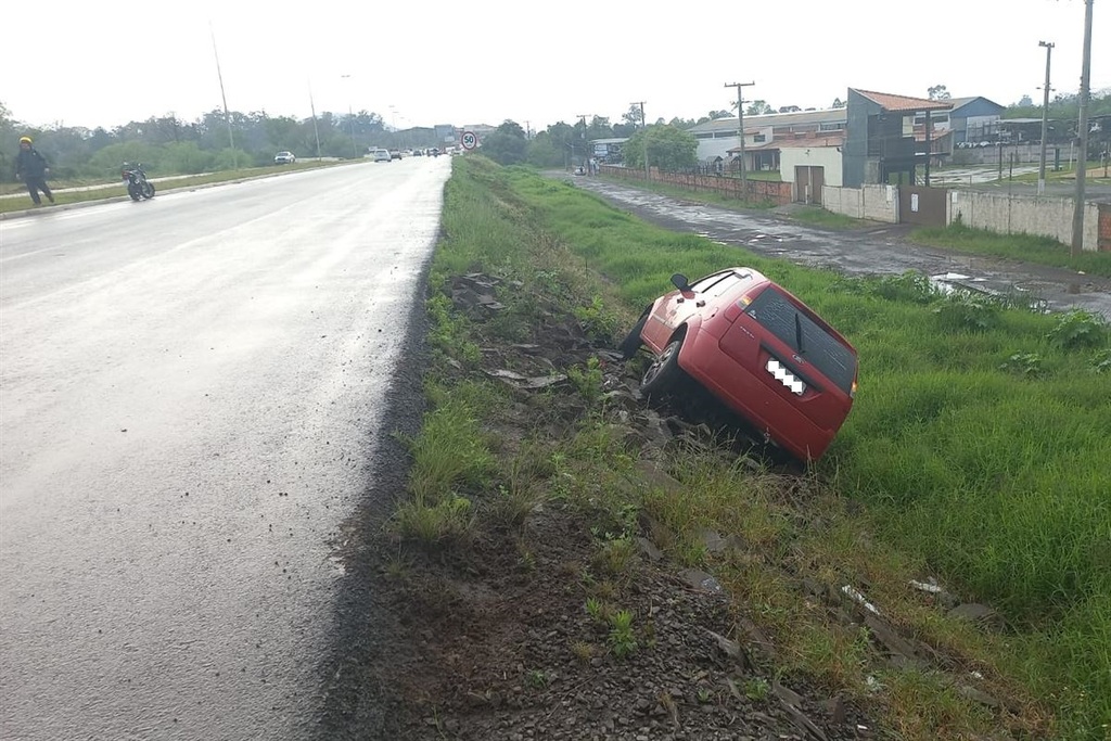 Após aquaplanar, carro sai da pista na BR-158 em Santa Maria