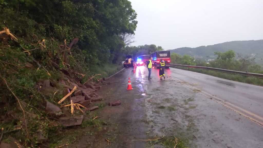 Deslizamento de terra bloqueia trânsito na BR-158 até terça-feira em Itaara
