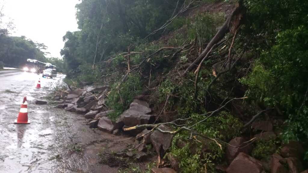 título imagem Deslizamento de terra bloqueia trânsito na BR-158 até terça-feira em Itaara