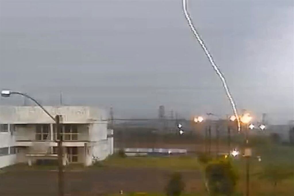 título imagem VÍDEO: mais de 900 raios são registrados em Santa Maria nesta segunda-feira