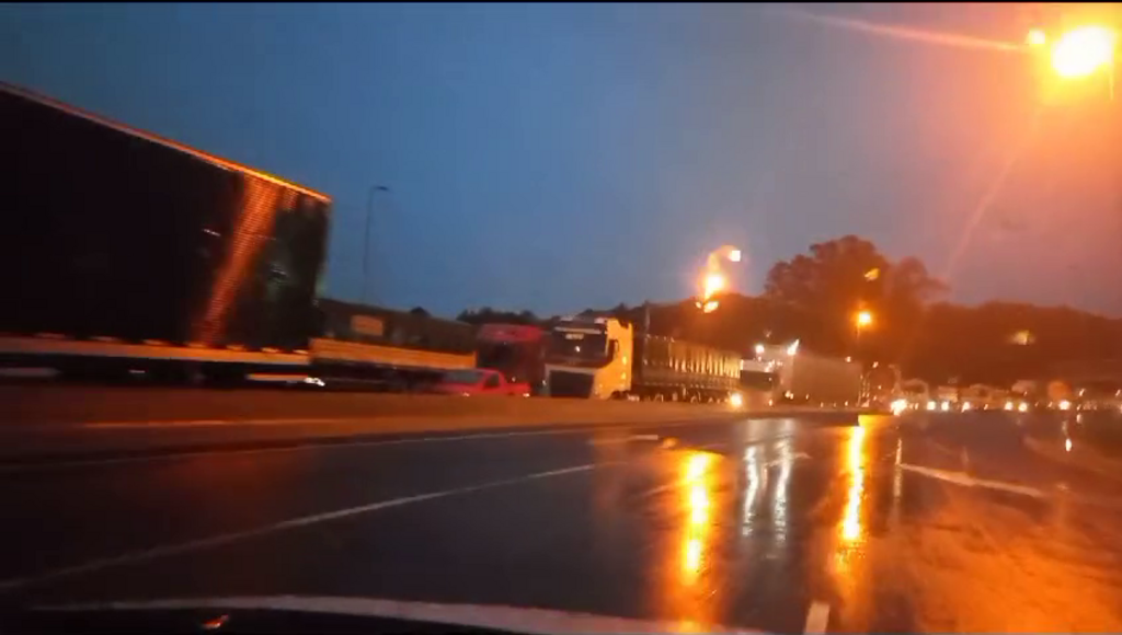 VÍDEO: bloqueio na BR-158 em Itaara causa congestionamento em rodovias da região