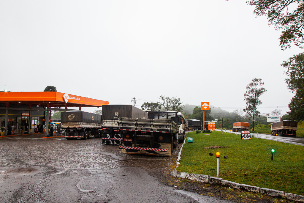 Galeria de imagens: Muitos motoristas optaram por estacionar em postos de gasolina às margens da BR-158