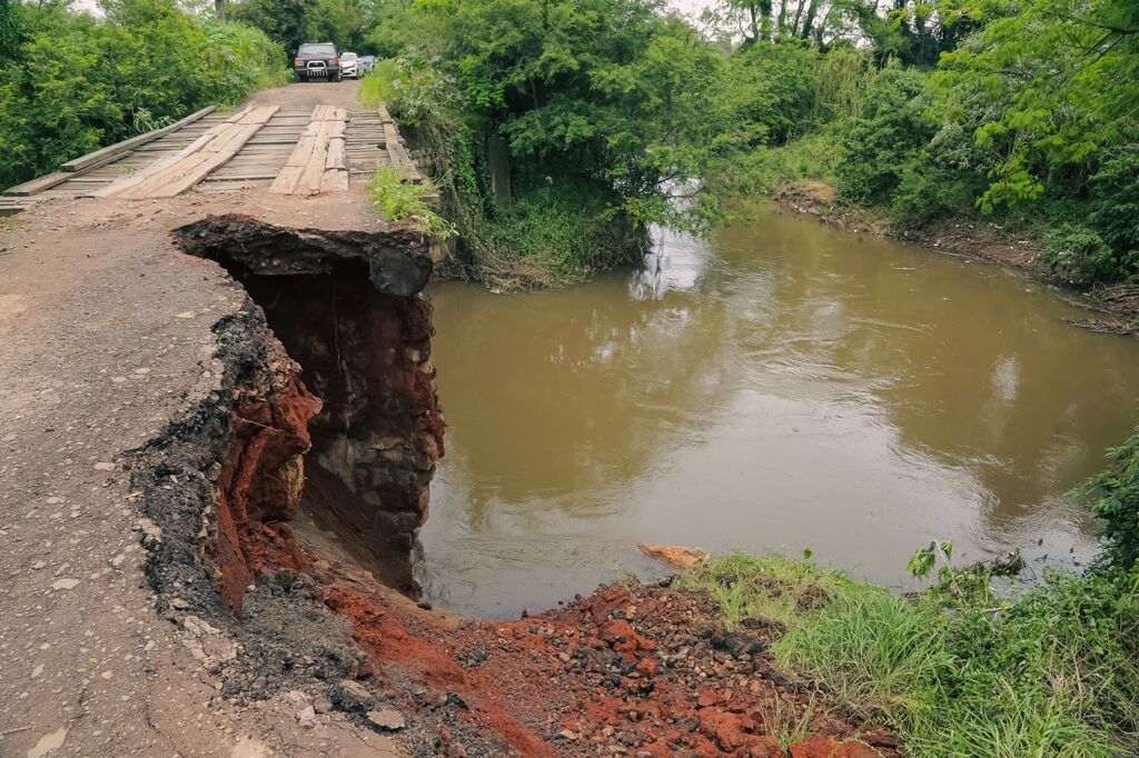 título imagem Cabeceira de ponte desmorona e impede acesso a aldeia indígena no Bairro Pé de Plátano em Santa Maria
