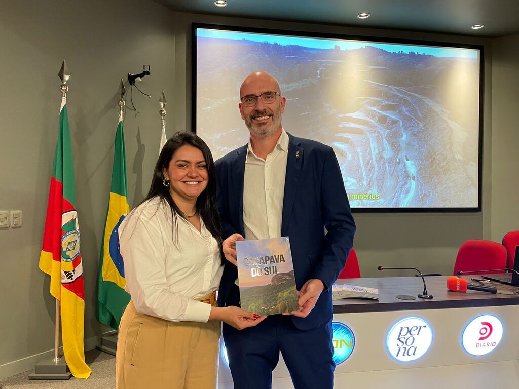 Galeria de imagens: Diretora administrativa do Grupo Diário, Vanessa Rizzi, entrega Anuário ao reitor da UFSM, Luciano Schuch