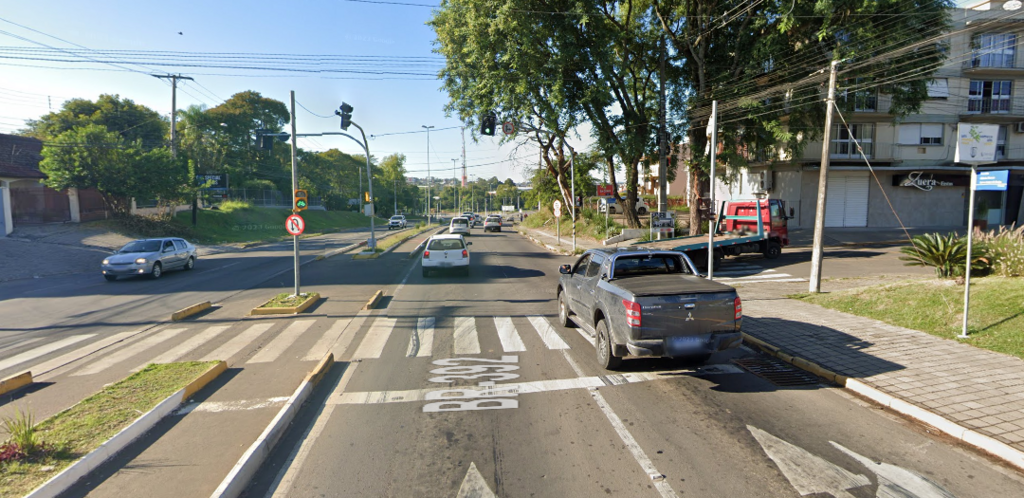 Cruzamento na Avenida Hélvio Basso está parcialmente bloqueado após caminhão atingir semáforo