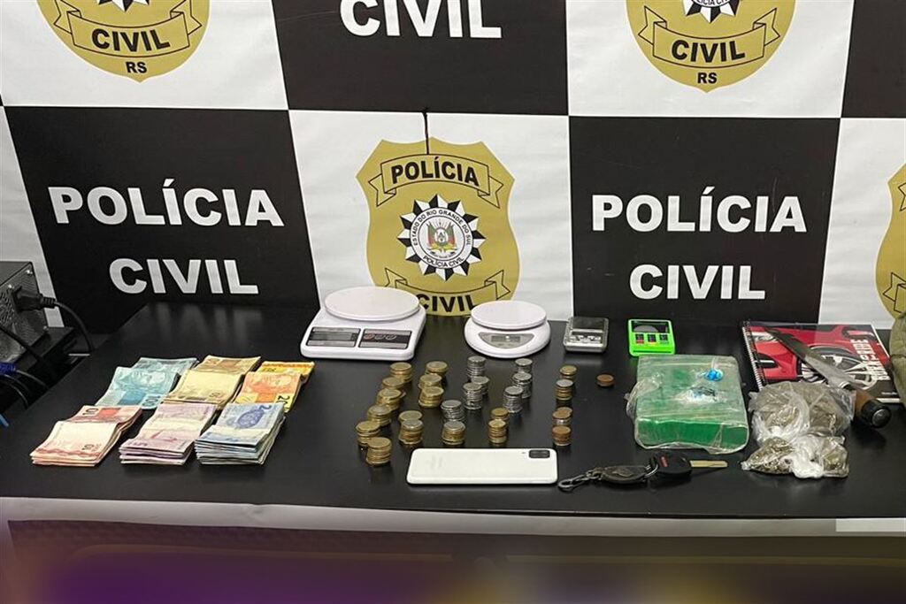 título imagem Dupla suspeita de ameaçar de morte e extorquir comerciante da região é presa em Santa Maria