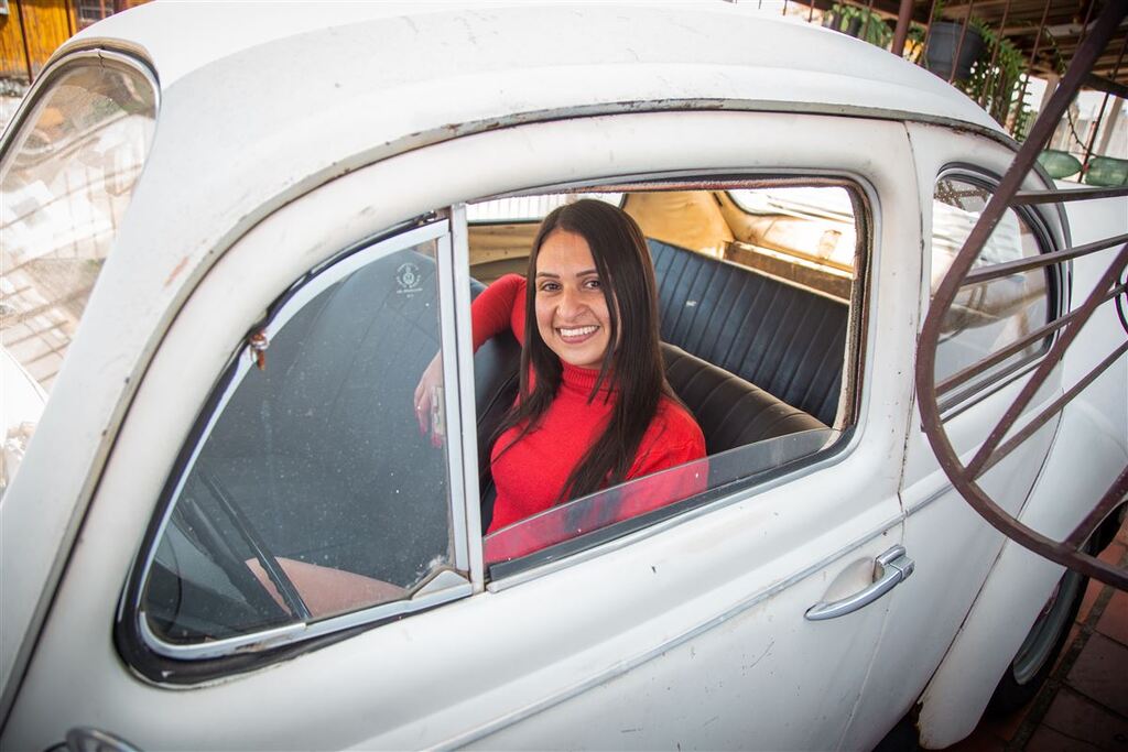 Foto: Nathália Schneider - Com o dinheiro do financiamento coletivo, Jayne conseguiu comprar o “Zezé”, um Fusca branco que, embora precise de alguns reparos, já conquistou o coração da nova dona