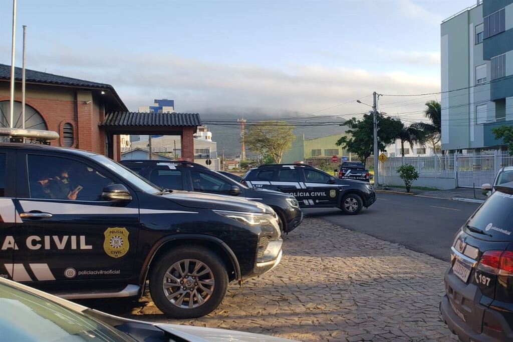 título imagem Quatro pessoas são presas e três adolescentes apreendidos pela Polícia Civil em Santa Maria