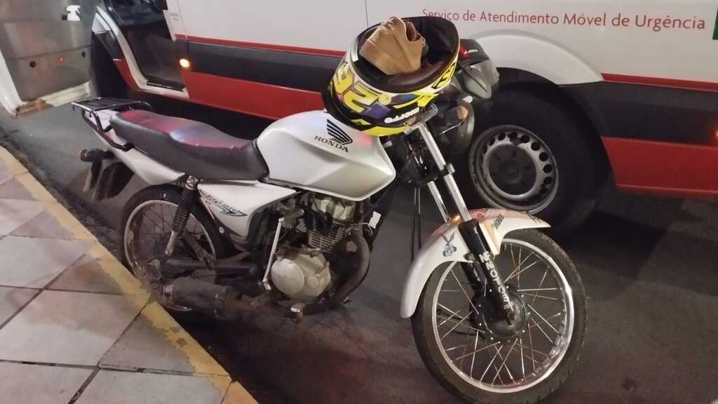 título imagem Motorista atropela motociclista, foge e perde a placa do carro