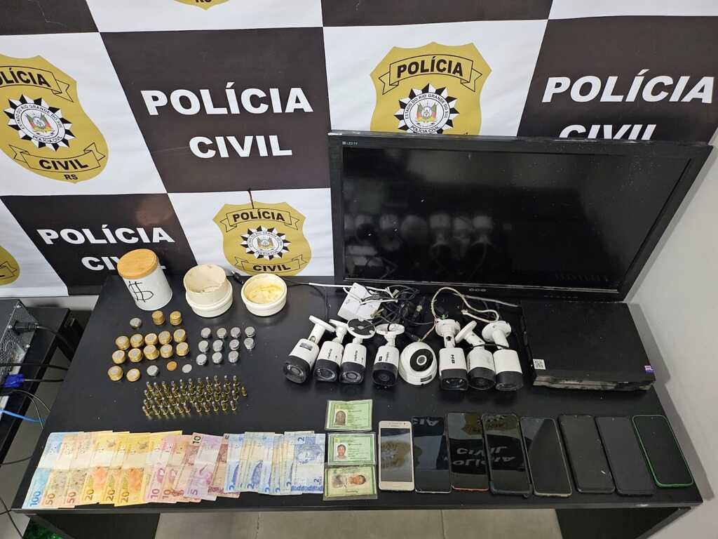 Mulher é presa por posse ilegal de arma de fogo; câmeras para monitorar presença de policiamento foram encontradas na residência