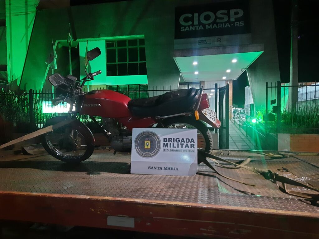 Jovem foge de abordagem policial, mas é alcançado e preso por adulterar placa de motocicleta em Santa Maria Jovem foge de abordagem policial, mas é alcançado e preso por adulterar placa de motocicleta em Santa Maria