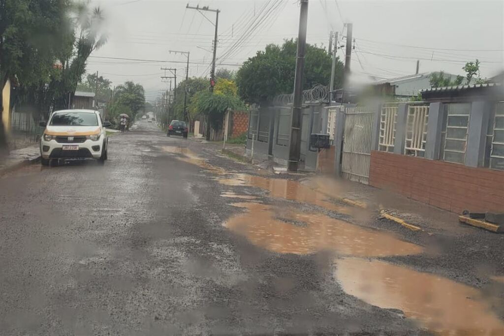 Foto: Pedro Pavan - Na Rua Isidoro Grassi, no Bairro Medianeira, é possível identificar os estragos após a tempestade desta madrugada