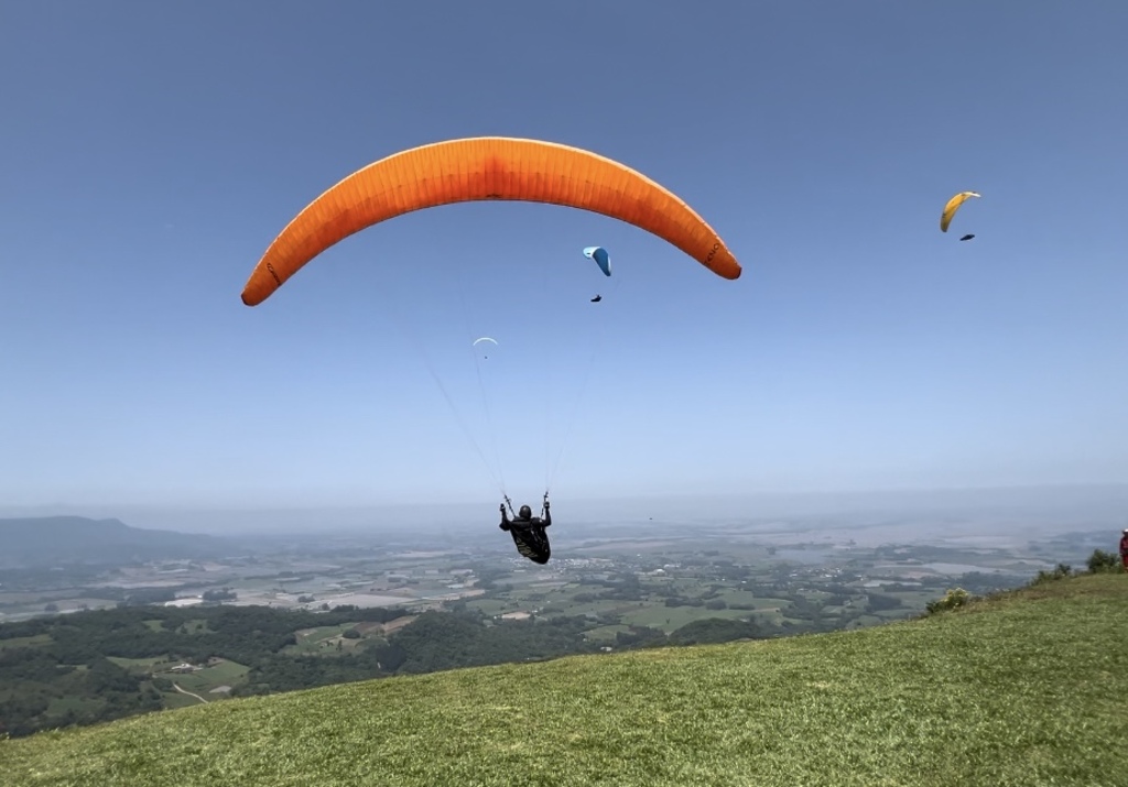 título imagem Etapa do Campeonato Gaúcho de Parapente reúne 60 pilotos em Agudo