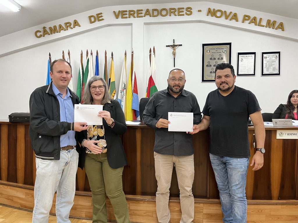 Fotos: Nathália Arantes (Diário) - Deni Zilin (a partir da esq.), Jucemara Rossato, Gilberto Ferreira e o presidente da Câmara, vereador Rodrigo Severo