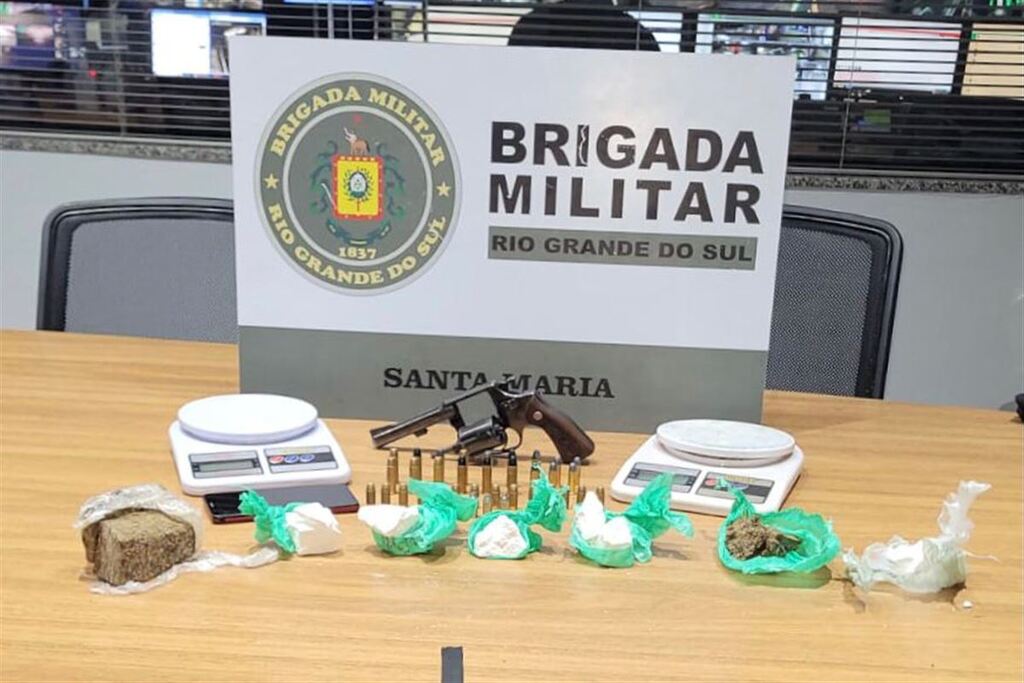 Jovem é preso com drogas escondidas dentro da parede de casa em Santa Maria