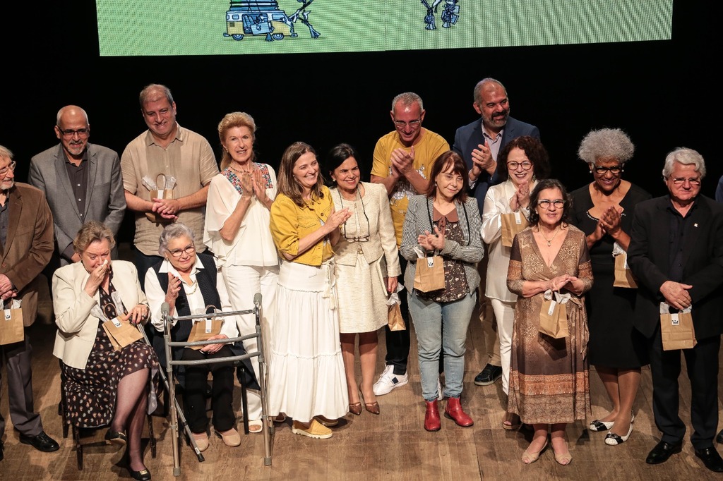 Foto: Ronald Mendes - Patronesse da edição de 2006, Aristilda Rechia (de andador) foi homenageada na 50ª Feira do Livro de Santa Maria, no ano passado