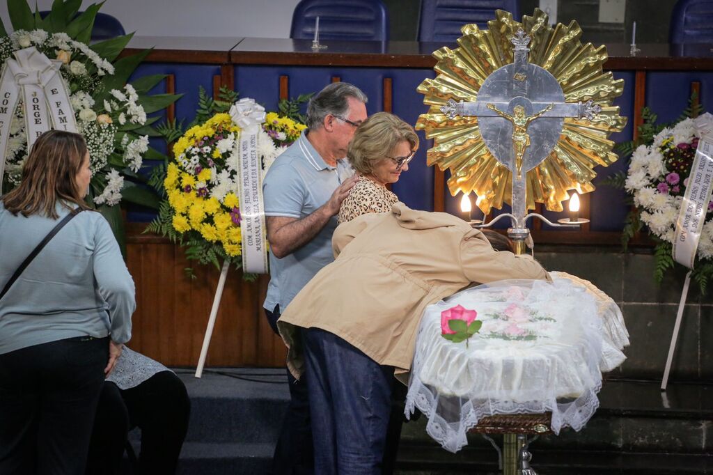 Foto: Nathália Schneider (Diário) - O filho Júlio e a nora Gilceia se despedem de Aristilda