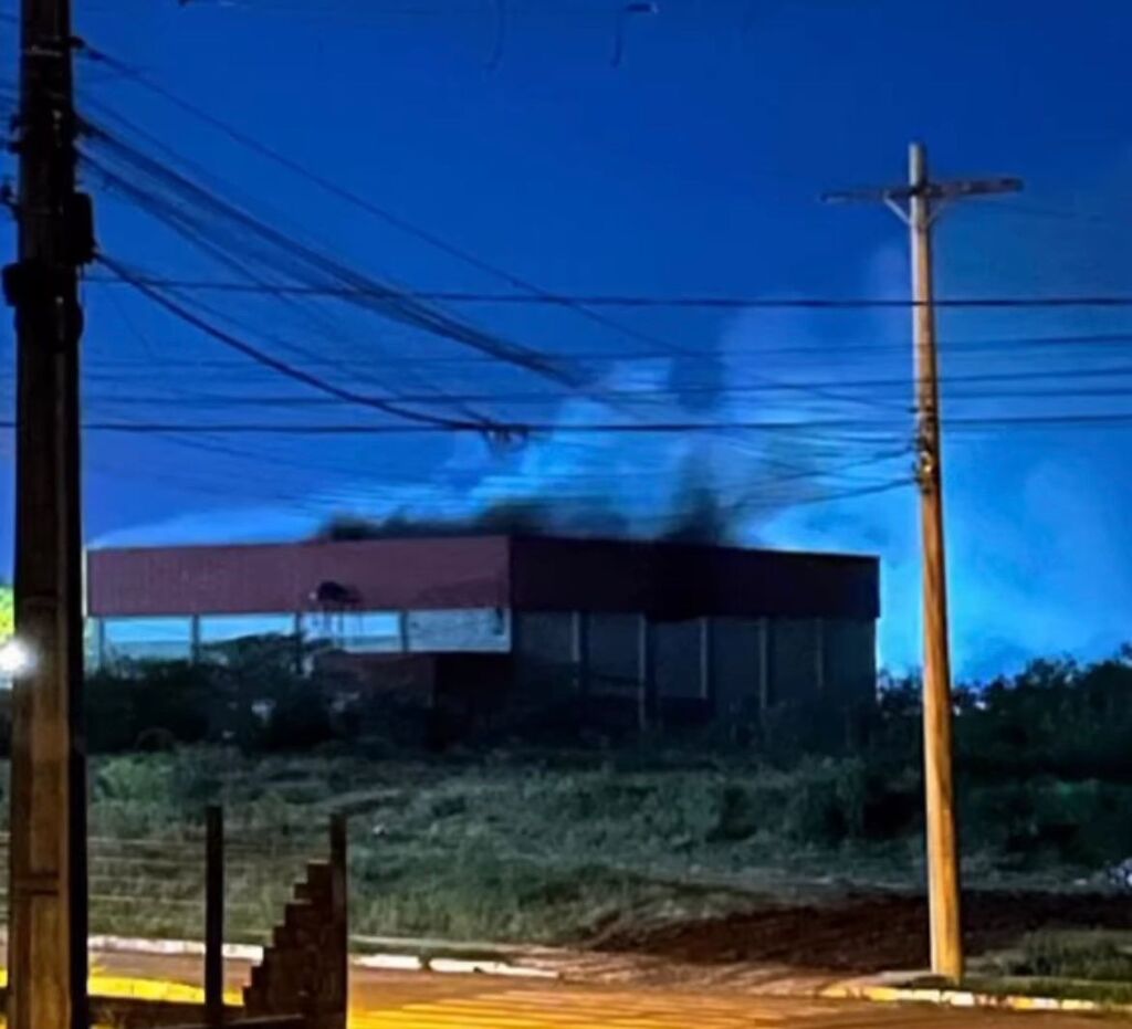 Incêndio atinge igreja na BR-158 em Santa Maria