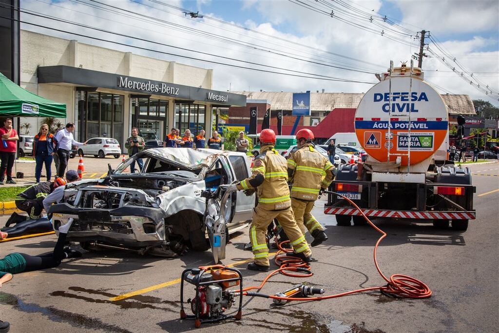 Em ação simulada, caminhão com produto tóxico e carro se envolvem em acidente na BR-158
