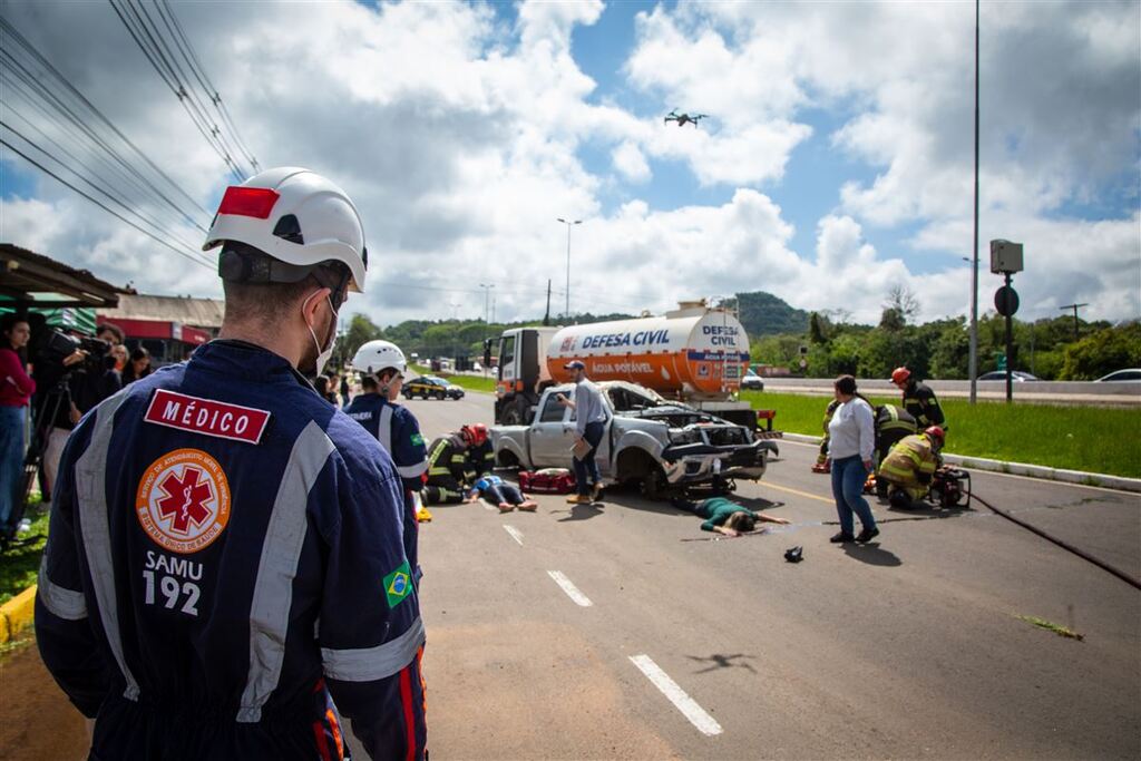título imagem Em ação simulada, caminhão com produto tóxico e carro se envolvem em acidente na BR-158