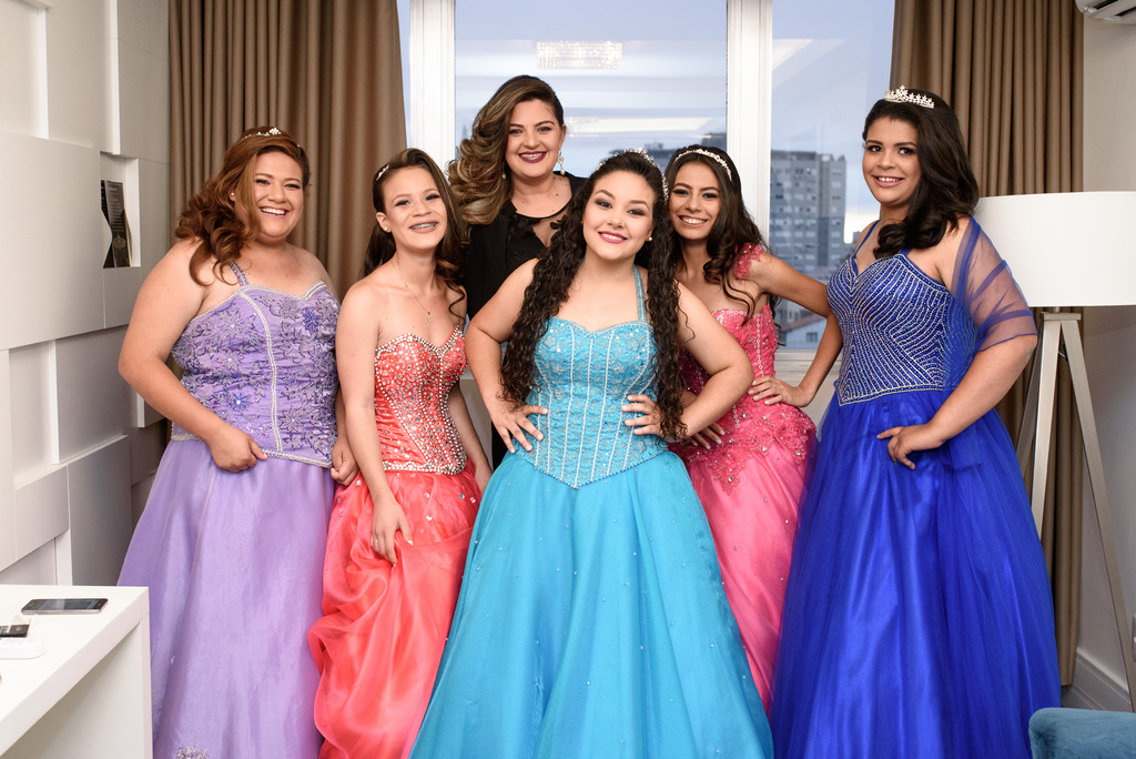 Projeto social contempla dez meninas em vulnerabilidade com festa de 15 anos Projeto social contempla dez meninas em vulnerabilidade com festa de 15 anos