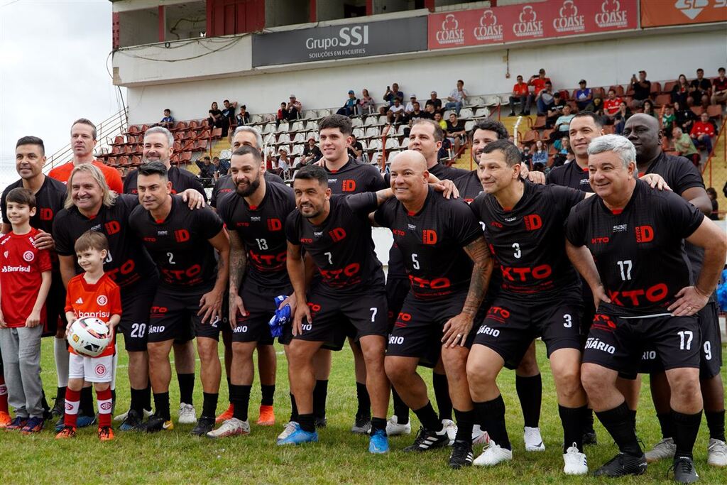 título imagem Partida solidária reúne lendas da KTO e de Santa Maria no Estádio Presidente Vargas