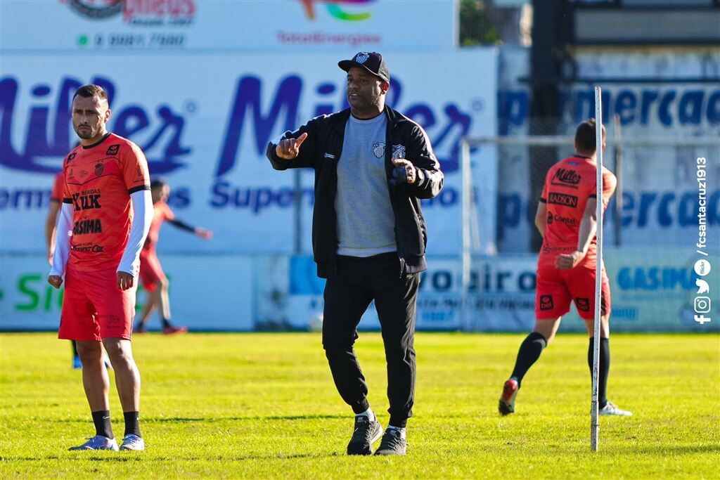 Inter-SM anuncia Daniel Franco como novo técnico, e Chiquinho deve ocupar cargo no departamento de futebol