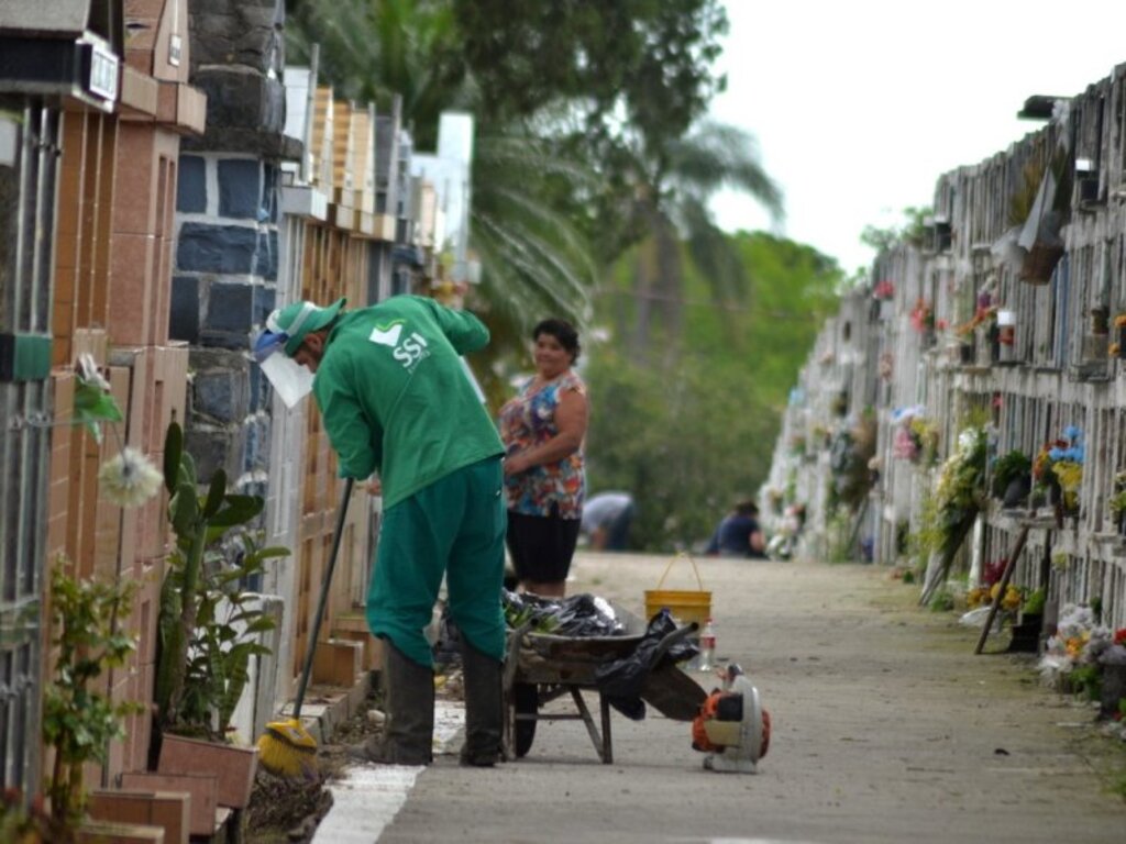 título imagem Prefeitura trabalha na limpeza e na manutenção dos cemitérios municipais em preparação ao Dia de Finados