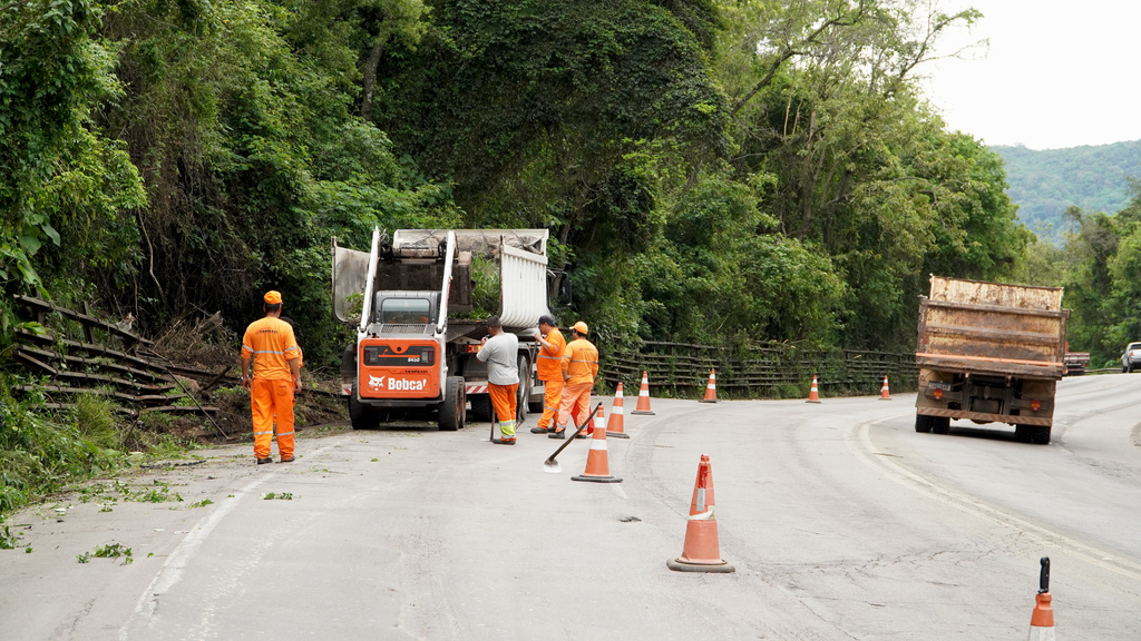 Após último deslizamento, equipes concluem limpeza na BR-158