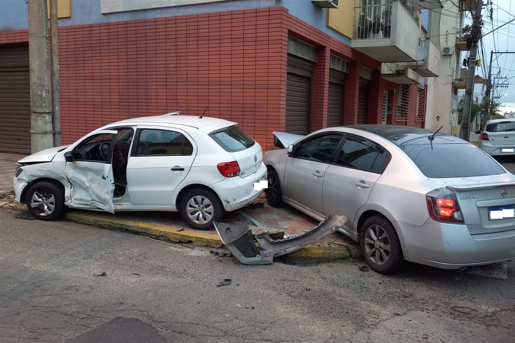 Galeria de imagens: Acidente ocorru por volta das 6h30min no cruzamento das Rua Cel. Niederauer e Barão do Triunfo