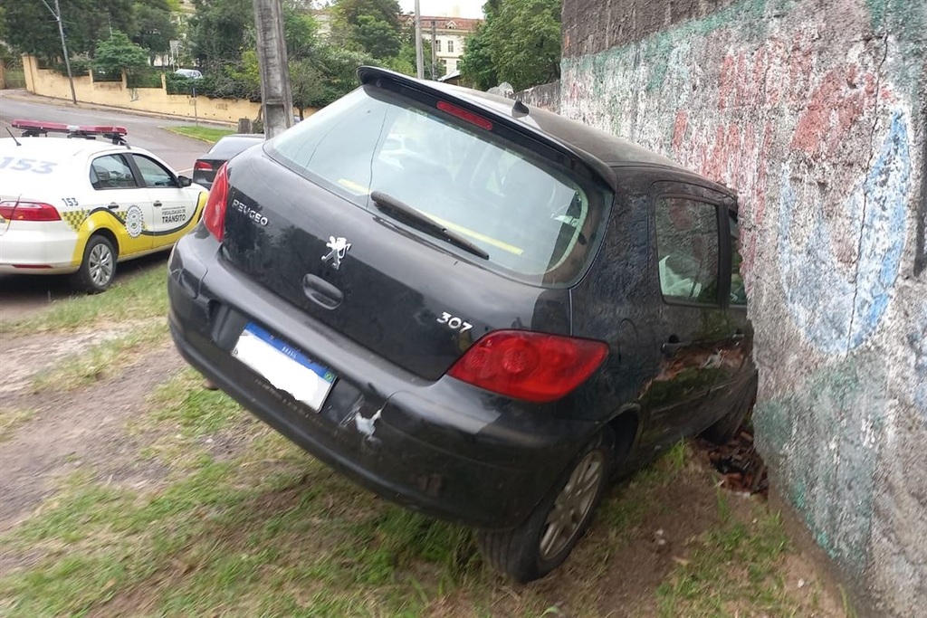 título imagem Motorista que bateu em muro de casa nega que tenha abandonado o veículo e diz que irá pagar prejuízo