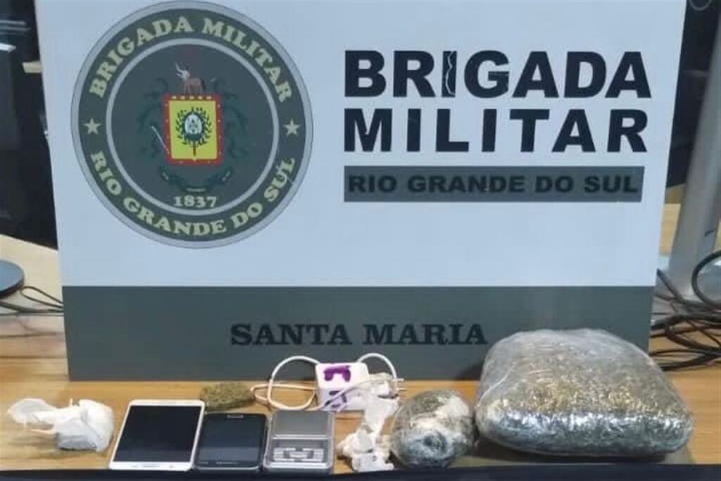 Dupla é presa por tráfico de drogas no Bairro Urlândia em Santa Maria Dupla é presa por tráfico de drogas no Bairro Urlândia em Santa Maria