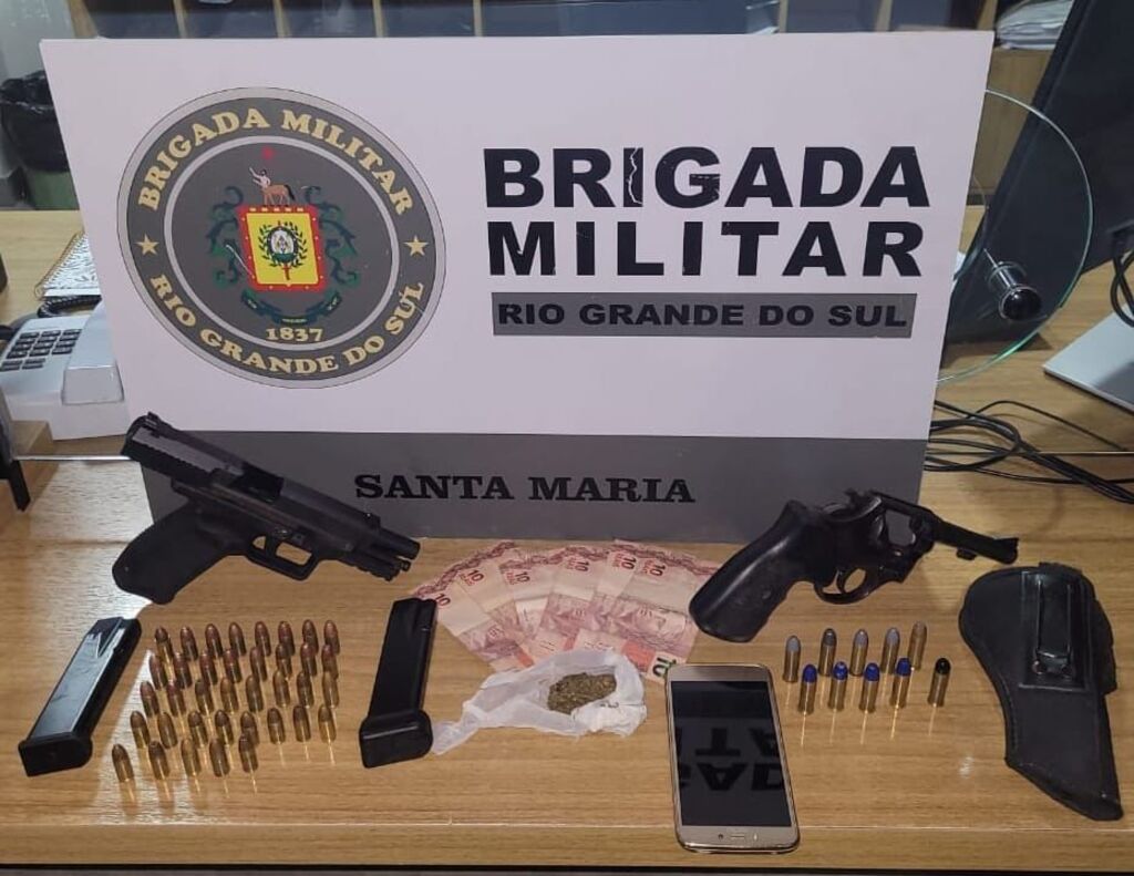 Adolescente de 15 anos é apreendido com arma de fogo e jovem de 19 é preso por tráfico de drogas em bairro de Santa Maria
