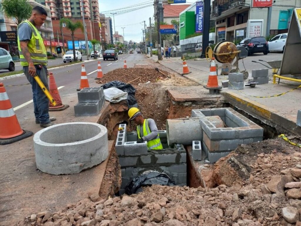 título imagem Obras de drenagem pluvial são realizadas nos bairros Dores e Fátima em Santa Maria