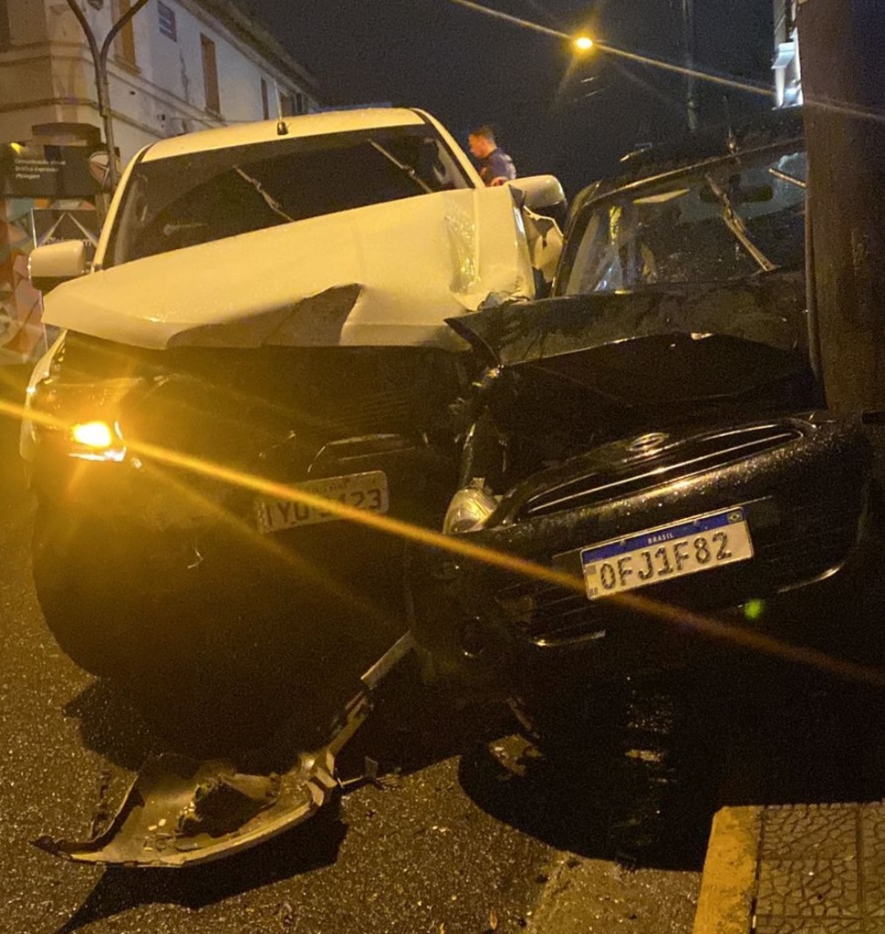 título imagem Acidente deixa vítimas com ferimentos graves na Rua Silva Jardim em Santa Maria