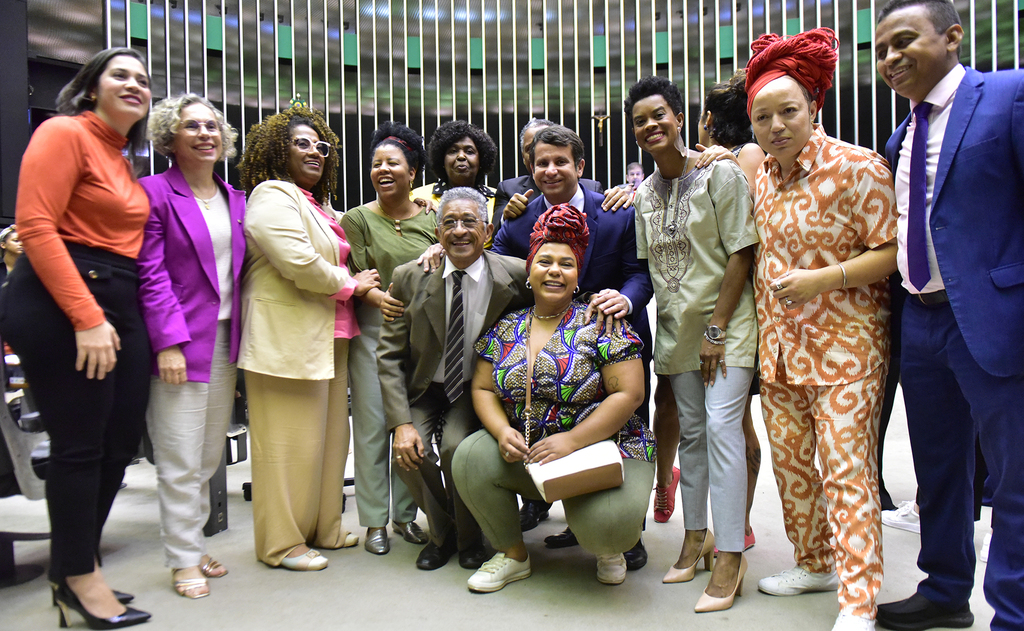 Foto: Zeca Ribeiro (Câmara dos Deputados) - Depois da aprovação da bancada, integrantes do grupo e apoiadores se reuniram para um registro do momento histórico e simbólico