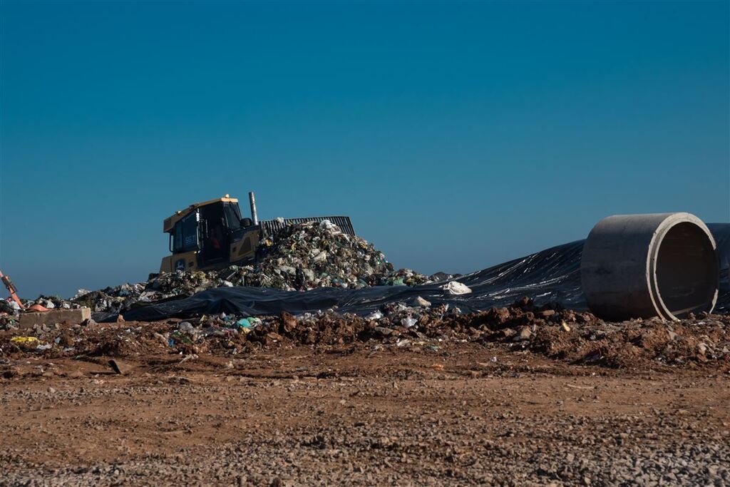 Homem encontrado morto em aterro sanitário pode ter dormido dentro de container, afirma polícia