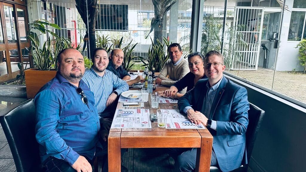 Foto: Divulgação - Da direita para a esquerda, o secretário Beto Fantinel,a ex-vereadora Magali Marques da Rocha, Marcelo Acosta, ex-presidente Marcelo Dalla Corte, atual presidente do Progressistas, Pablo Pacheco, e ex-presidente Mauro Bakof