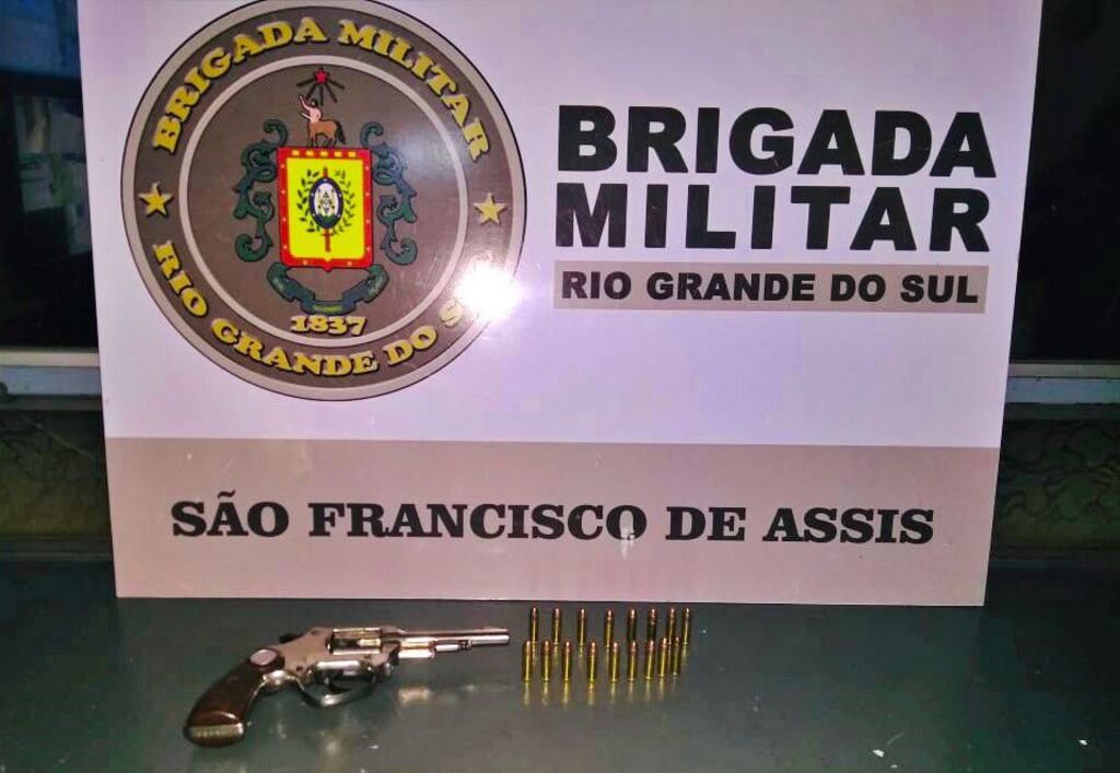 título imagem Homem é preso por porte ilegal de arma em cidade da região