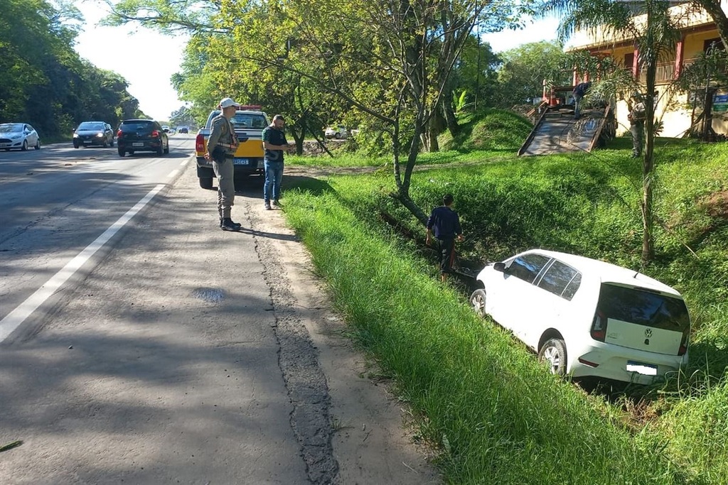 Motorista perde o controle do carro e sai da pista em Santa Maria