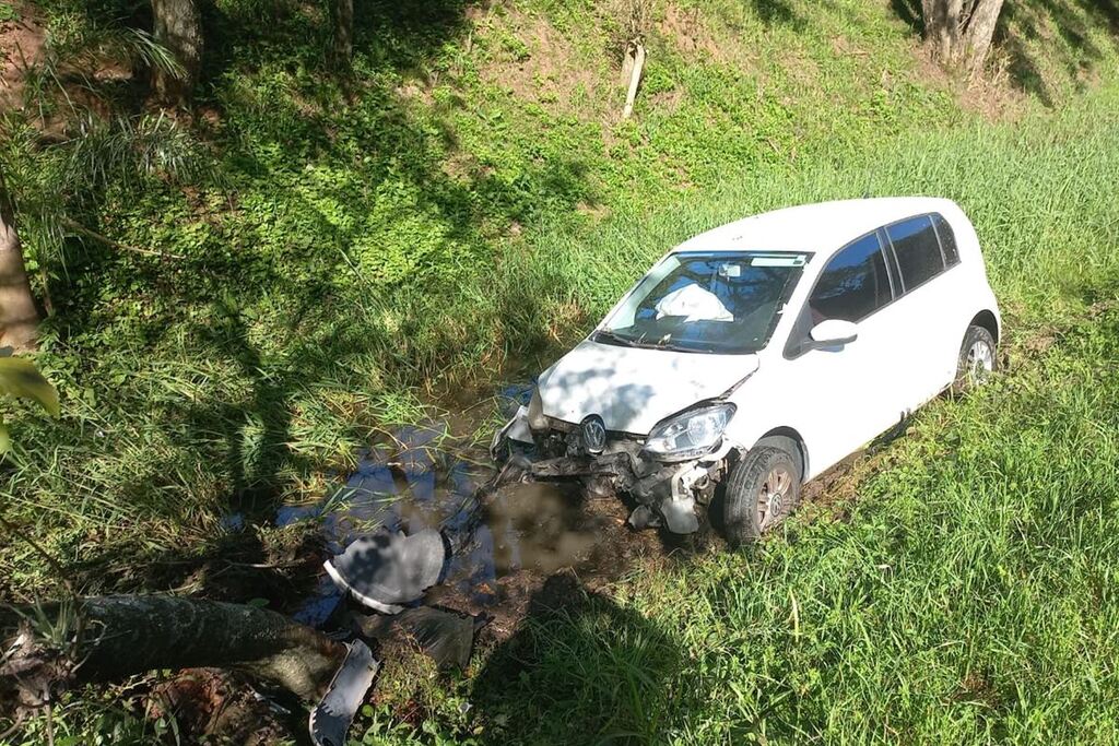 título imagem Motorista perde o controle do carro e sai da pista em Santa Maria