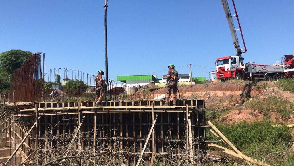 título imagem Retomada construção da obra que é um dos gargalos da Travessia Urbana